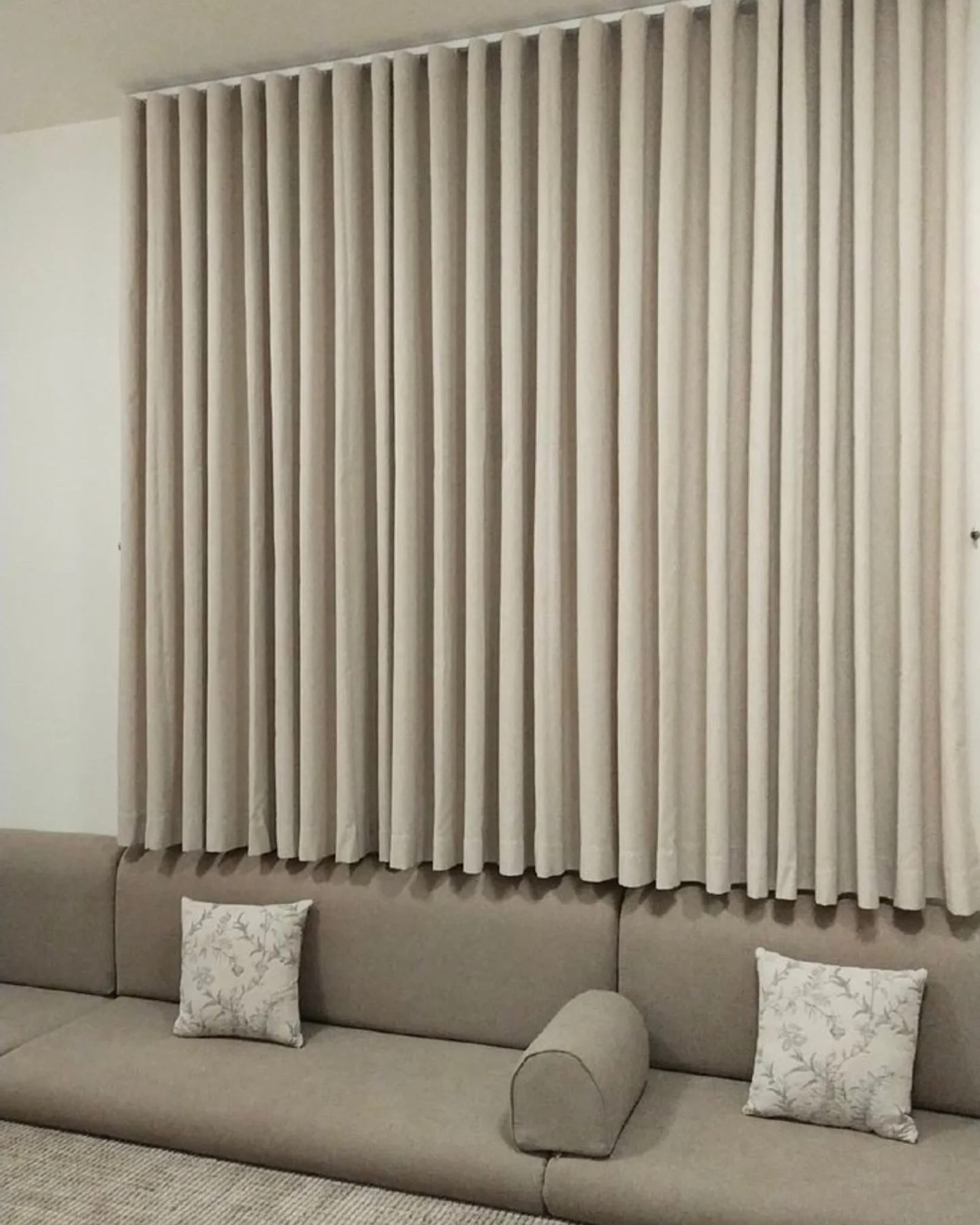 Discover the elegance of plain curtains that bring a clean, sophisticated look to any living space. Their minimalist…